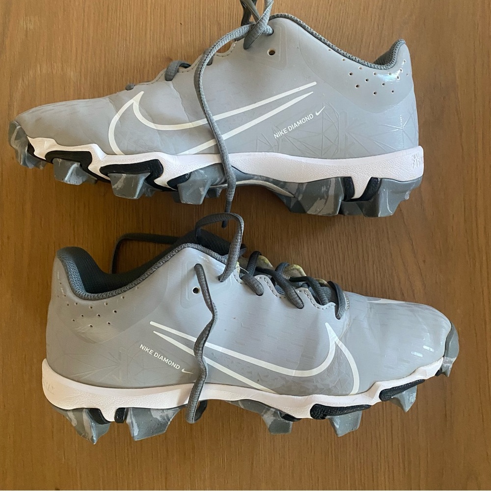 Nike Girls HyperDiamond 4 Softball Cleats, Grey/ White, Sz 5Y